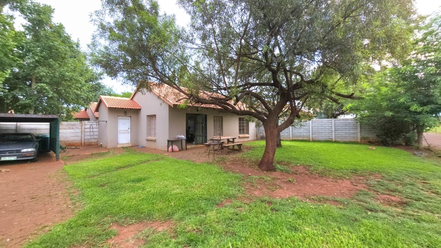 To Let 2 Bedroom Property for Rent in Melodie North West